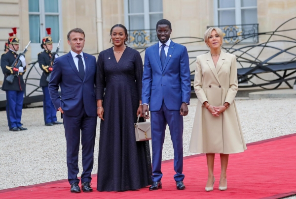  [En images] Paris : Le président Diomaye et la première dame accueillis par Macron à l