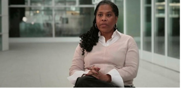 Nathalie Yamb réagit à la décision de l’UE de lui interdire l’accès à son territoire