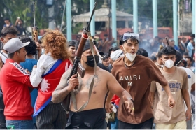  Révoltes au Népal : Le parlement en flammes, manifestations monstres... Les images choc d’un pays en chaos 