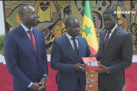 [VIDEO]  Le président Diomaye a reçu un échantillon des premières gouttes de pétrole 