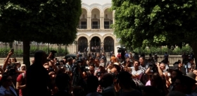 Tunisie : deux chroniqueurs condamnés à un an de prison pour ...